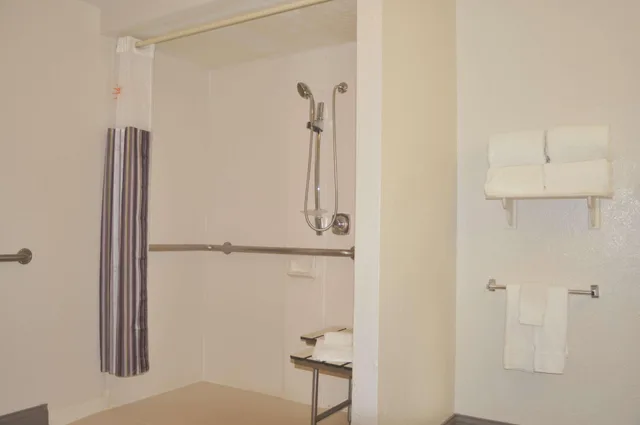 غرفة بسرير كينج، La Quinta Inn by Wyndham Dallas Uptown 5/5