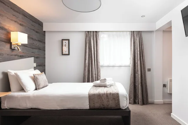 غرفة بسريرين منفصلين لذوي الإعاقة، Caledonian Hotel Ullapool 1/4