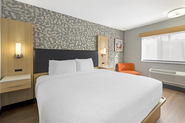 غرفة بسرير كينج يُسمح فيها بالحيوانات الأليفة، Best Western Montrose Inn 2/3