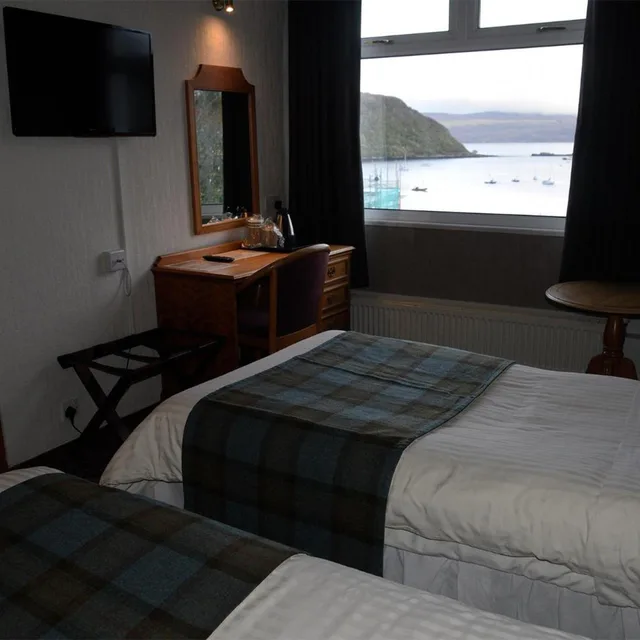 غرفة بسريرين منفصلين بإطلالة على البحر، The Royal Hotel, Portree 4/9