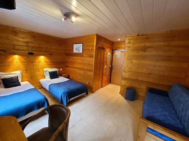 Superior, Twin Beds, 2 Trundle Beds، Hôtel Du Centre 3/6