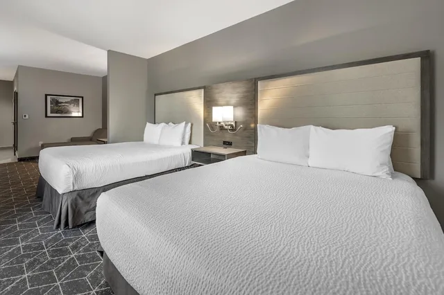 غرفة قياسية كبيرة بسريرين كوين مع أريكة لذوي الإعاقة، Best Western Plus Lawrenceburg 7/10