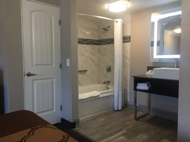 غرفة ديلوكس بسرير كينج بحوض جاكوزي للمدخنين، Hotel Seville 7/7