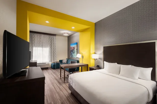 Executive, King Bed, La Quinta Inn And Suites By Wyndham Clovis Ca 1/3