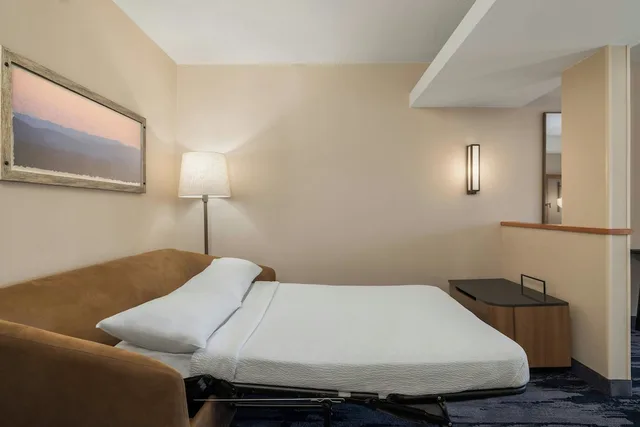 جناح بسرير كينج مع أريكة لذوي الإعاقة، Fairfield Inn Suites Cumberland 2/4