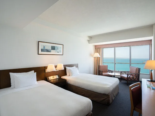 غرفة قياسية بسريرين منفصلين بإطلالة على البحر مع سرير إضافي، Hotel Atoll Emerald Miyakojima 1/2
