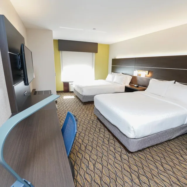 غرفة قياسية بسريرين كوين مع أريكة لذوي الإعاقة، Holiday Inn Express Hotel And Suites Springfield Medical District 6/10