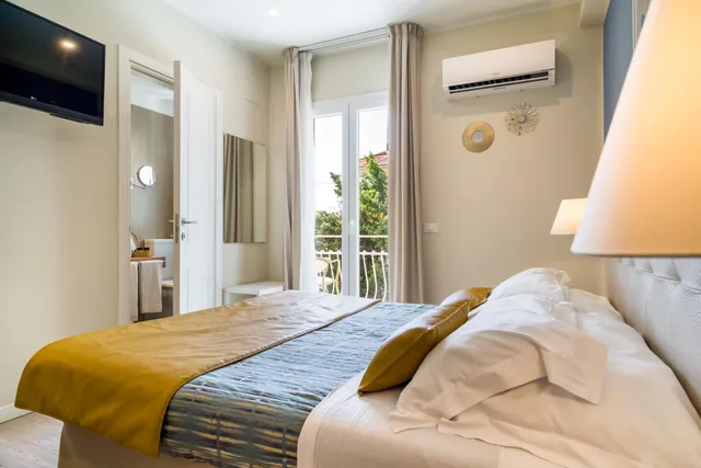 Room, Double or Twin Bed, Lateral Side Sea View، Hotel Rivage Taormina 4/10
