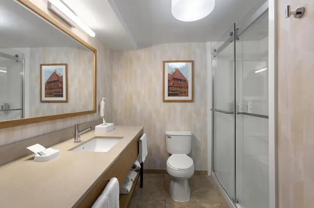غرفة بسرير كينج بإطلالة على النهر مع أريكة، Hampton Inn Helen 4/4