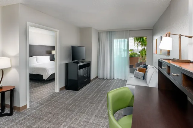 جناح بسرير كينج بشرفة بغرفة نوم واحدة، Staybridge Suites Miami Doral Area 4/7