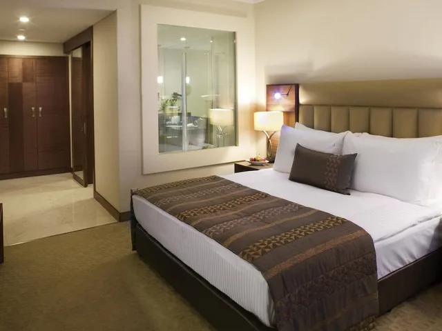 غرفة تنفيذية بسرير كينج بإطلالة جزئية على البحر، Movenpick Hotel Izmir 2/9