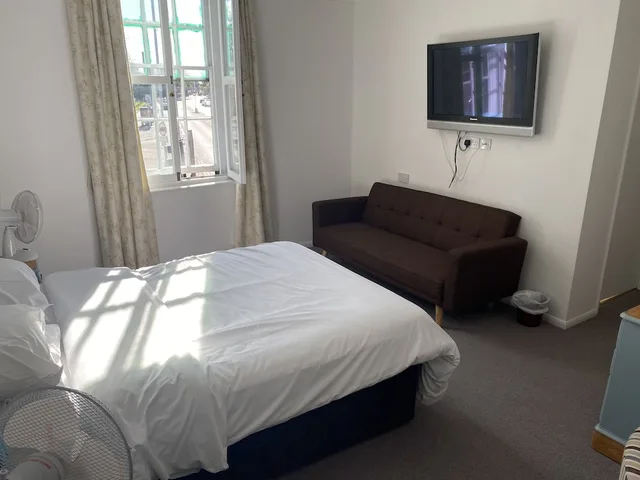 غرفة رباعية بسرير مزدوج مع أريكة، Three Queens Hotel 1/2