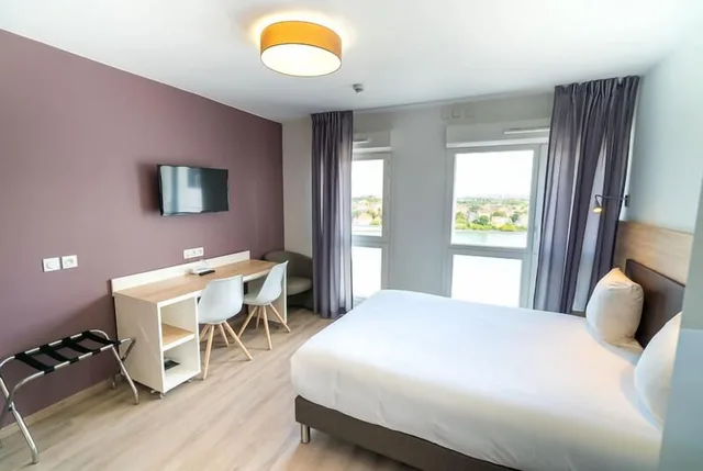 استوديو بسرير كوين بإطلالة على النهر بشرفة مع أريكة، All Suites Appart Hotel Choisy Le Roi 1/6