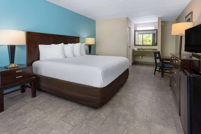 غرفة قياسية بسرير كينج لذوي الإعاقة، Travelodge by Wyndham Kingsland GA 2/4