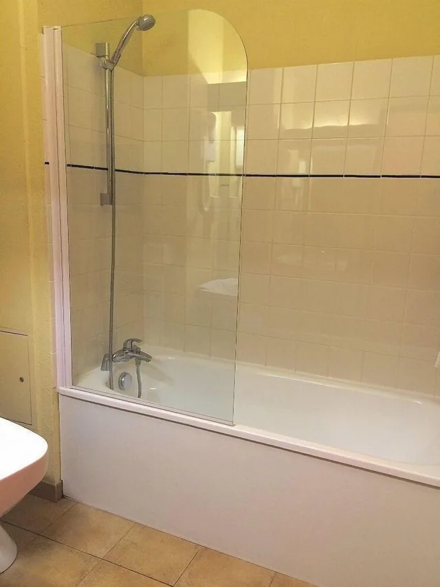 غرفة ثلاثية، Hotel Elysee 4/5