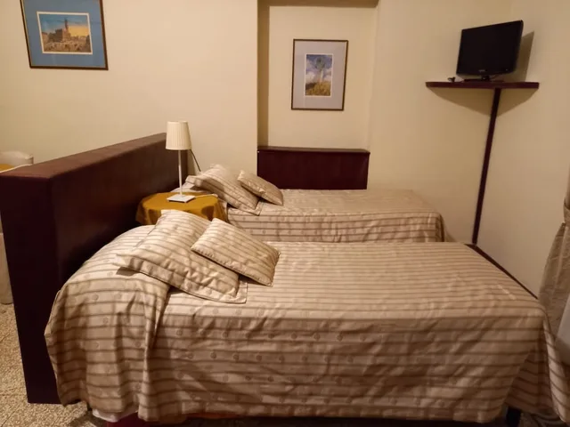 غرفة عائلية رباعية بسرير كوين وسريرين منفصلين بغرفة نوم واحدة بحمام خاص، Tourist House 7/10