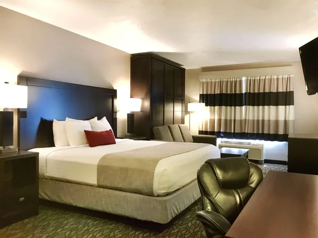 Downstairs, Suite, King Bed, Queen Murphy Bed, Kitchen، Best Western Wheatland Inn 1/4