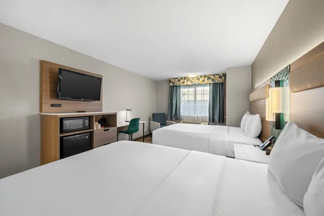 Standard, 2 Queen Beds, Econo Lodge Inn & Suites Santa Fe, NM 2/10