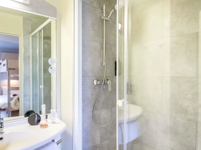 Family, 1 Double and 3 Single Beds، Ibis Budget Cavaillon 4/4