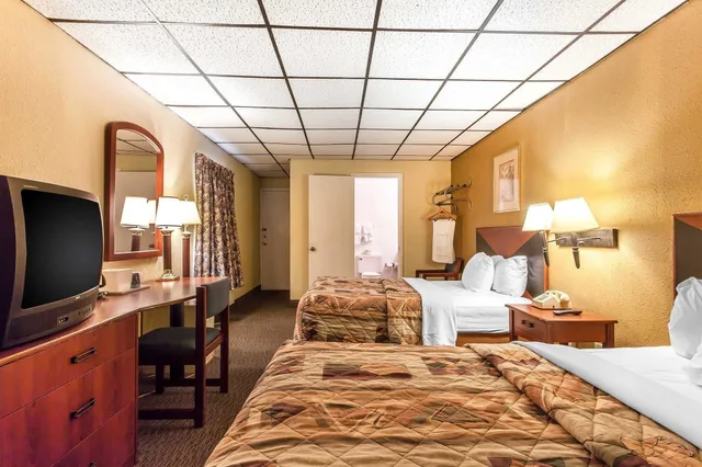 غرفة قياسية بسريرين مزدوجين للمدخنين، Rodeway Inn Sandusky North 1/2