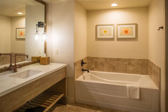 Room, 2 Queen Beds, Cliffrose Springdale, Curio Collection by Hilton 5/5
