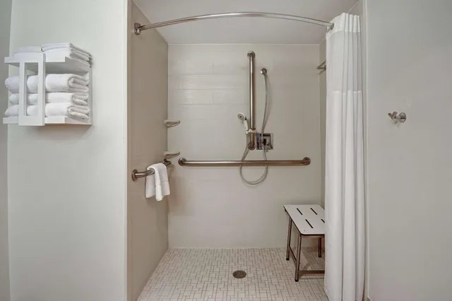 غرفة لذوي الإعاقة، Hampton Inn & Suites Alexandria Old Town Area South 7/7