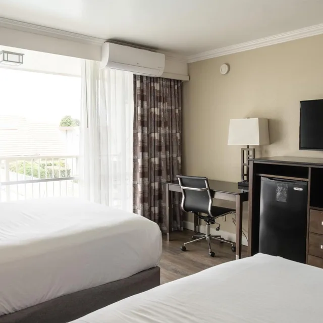 Room, King Bed, 2 Queen Beds, Travelodge By Wyndham Monterey Bay 6/10