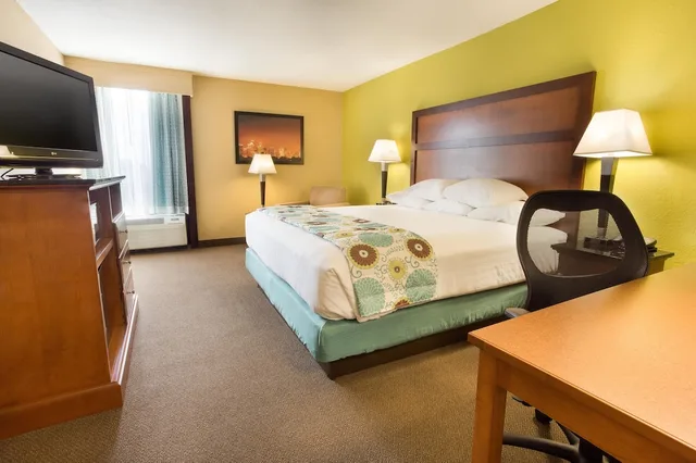 غرفة بسرير كينج في طابق مرتفع، Drury Inn & Suites Near the Galleria Houston 3/5