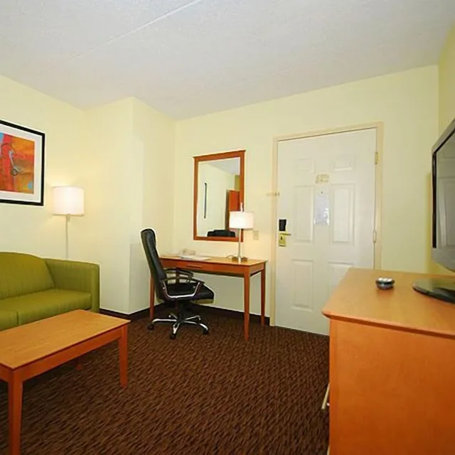 غرفة بسرير كينج لذوي الإعاقة، University Hotel & Suites Shippensburg, Trademark by Wyndham 2/2
