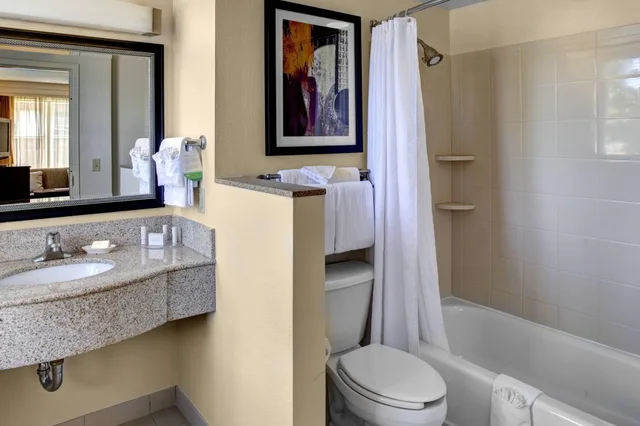 جناح بسرير كينج بغرفة نوم واحدة، Courtyard by Marriott Kansas City Country Club Plaza 2/3