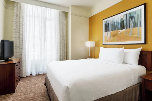 جناح بسرير كوين بغرفة نوم واحدة مع أريكة لذوي الإعاقة، Residence Inn Houston Downtown Convention Center 2/4