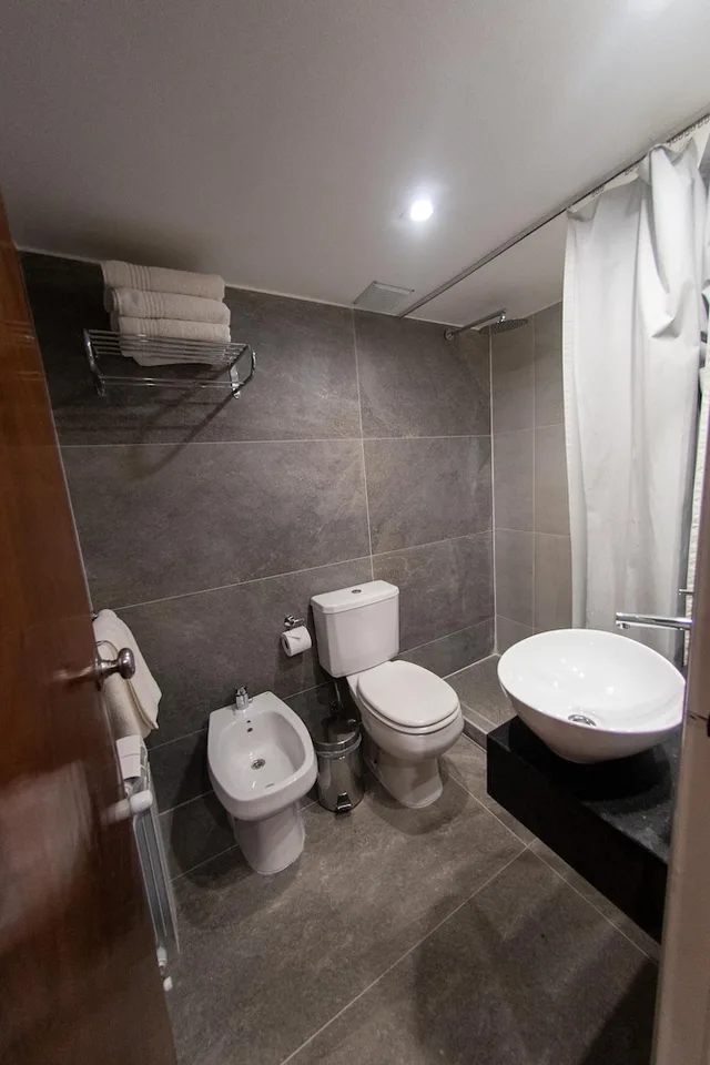 غرفة قياسية ثلاثية بسرير كوين وسرير فردي، Canal Beagle Hotel 2/2