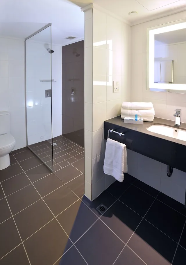 جناح عائلي بسرير كينج وسريرين منفصلين، Novotel Melbourne on Collins 6/17