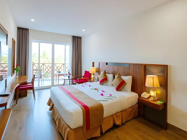 غرفة ديلوكس بسرير مزدوج بإطلالة على البحر بشرفة، Le Aqua Resort & Spa Phan Thiet 1/2