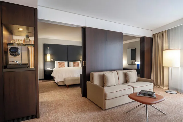 1 Bedroom, Home, Suite, Garden View، Renaissance Paris Arc de Triomphe Hotel 3/5