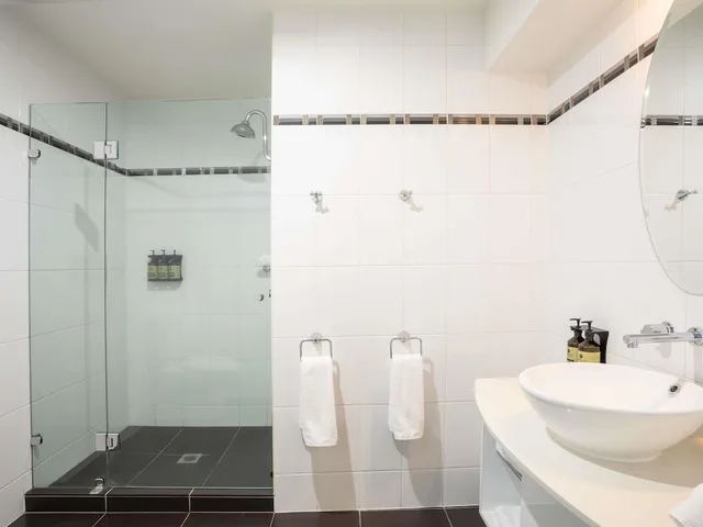 Suite, Double Bed, River View, Sofa, Peppers Seaport Launceston 8/9