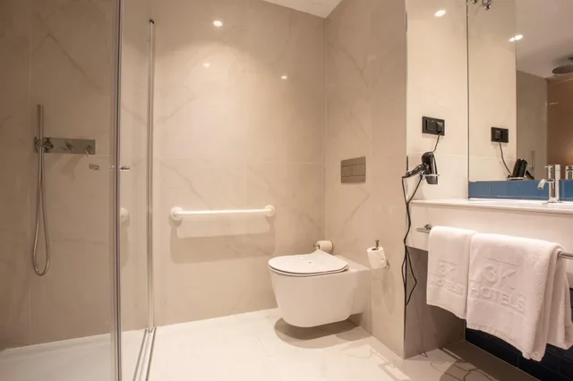 غرفة قياسية ثلاثية بسرير كينج وسرير فردي، Hotel 3K Porto Aeroporto 4/5
