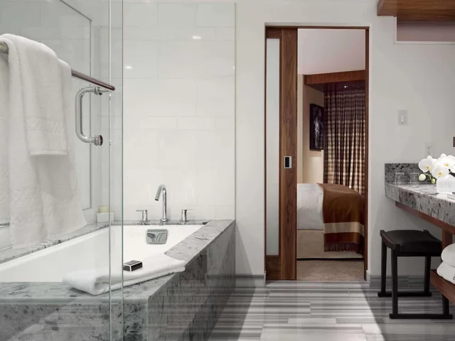 Signature, Harbor, 2 Queen Beds, Mountain View، Fairmont Pacific Rim 2/3