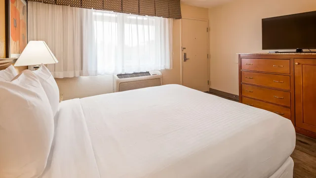 غرفة قياسية بسرير كوين لذوي الإعاقة، Best Western Golden Key 3/7
