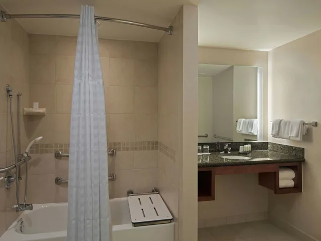 جناح بسرير كينج لذوي الإعاقة، Embassy Suites By Hilton Winston Salem 2/2
