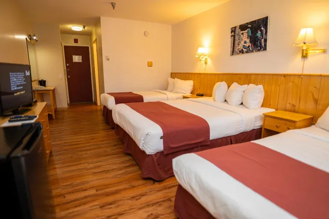 غرفة عائلية بسرير فردي، Canadas Best Value Inn River View Hotel 2/6
