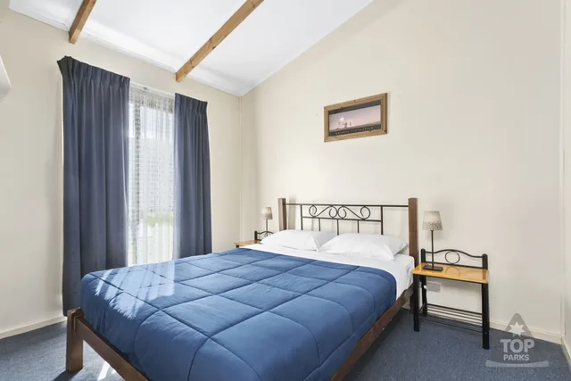 2 Bedrooms, Superior, Cabin, 1 Queen and 2 Bunk Beds, Pool Side، Victor Harbor Holiday & Cabin Park 2/9