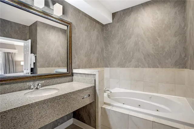 جناح بسرير كينج بشرفة مع أريكة بمنطقة جلوس بجاكوزي، Best Western Plus Dixon Davis 3/3
