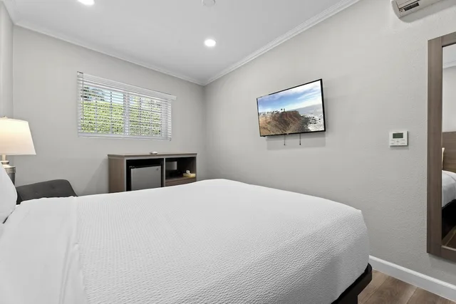 Classic, Queen Bed, Ocean Park Inn 2/3