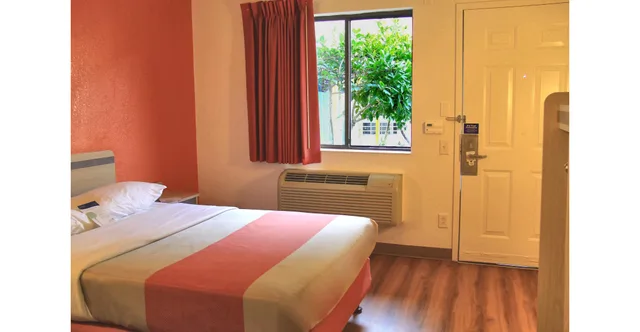 غرفة بسرير كينج للمدخنين، Motel6 Enfield, CT - Hartford 3/6