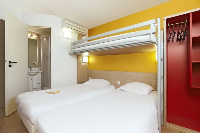 Room, Triple, Twin Beds, Bunk Bed, Hotel Kennedy Parc Des Expositions 3/3