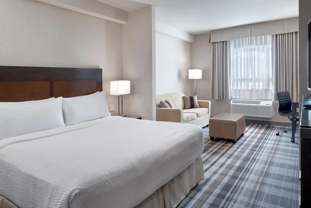 غرفة قياسية بسرير كينج مع أريكة، Fairfield Inn & Suites by Marriott Airdrie 1/10