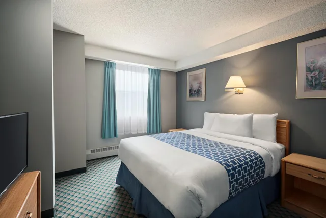 جناح بسرير كوين بغرفة نوم واحدة مع أريكة، Travelodge by Wyndham Edmonton Airport 1/5