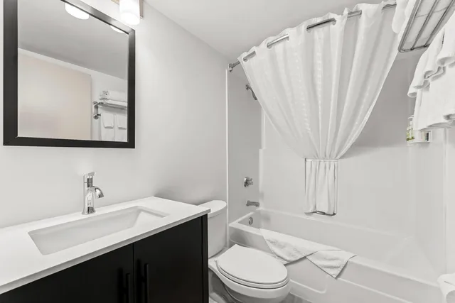 Suite, King Bed, Travelodge Suites by Wyndham Regina / Eastgate Bay 4/5
