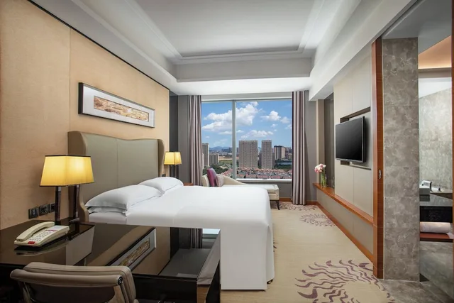 غرفة قياسية بسرير كينج مع دخول صالة النادي مع دخول الصالة، Crowne Plaza Huizhou 5/7